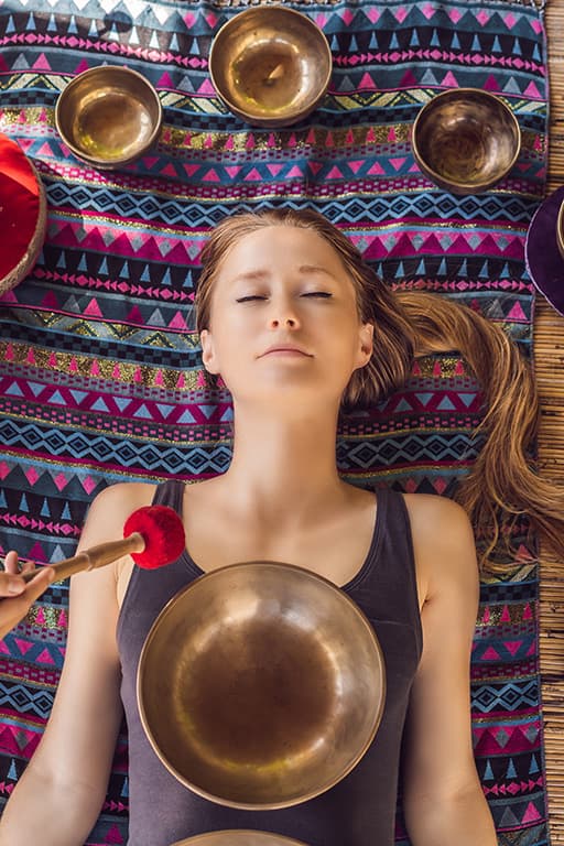 bol chantant cuivre jeune femme faisant un chant thérapie massage